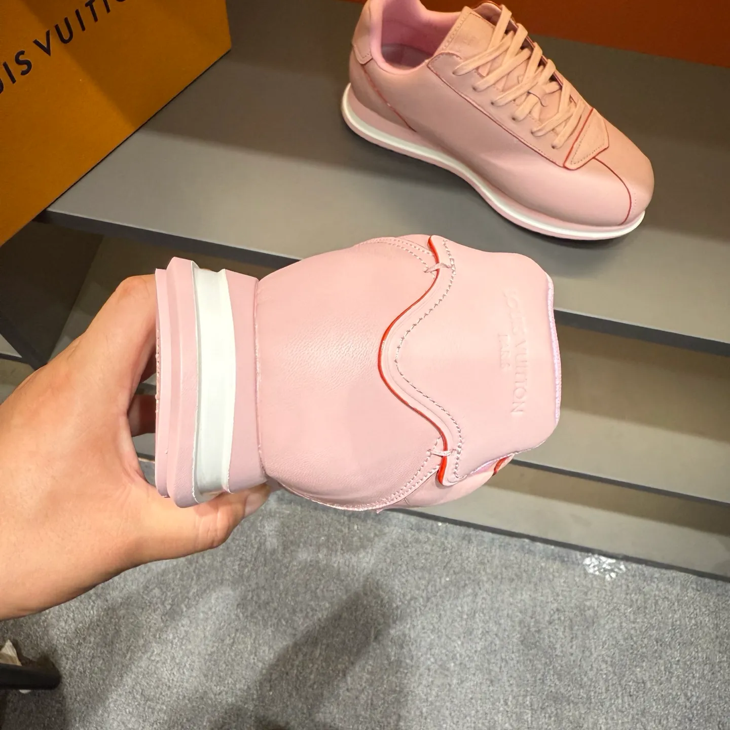 P540 Size 38-45 LV 🫏The colorful interpretation of BUTTERSOFT sneakers combines sheepskin, The colorful interpretation of LV BUTTERSOFT sneakers combines sheepskin and calfskin, bringing a super soft feel. Designed by Pharrell Williams, this '60s-inspired shoe features a padded upper that's been crafted by Louis Vuitton craftsmen to further enhance the comfort of the leather. In addition to the LV initials, it features multiple signatures, including natural leather trim and an embossed pattern of Pharrell Williams and lobster on the side, referencing the Fall/Winter 2025 men’s show. A must-have artifact for fashionistas✅
